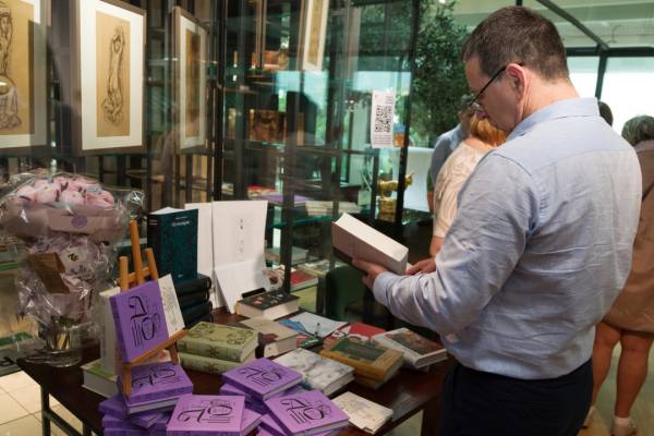 У столиці України представили колекцію висловів та роздумів «100 дещо незвичних думок». 12 У столиці України представили колекцію висловів та роздумів «100 дещо незвичних думок». 12