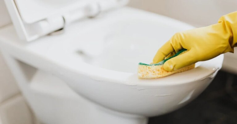 Три ложки цього продукту — і навіть найстаріший туалет буде блищати, ніби новий. 5