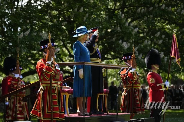 У бірюзовій сукні з мереживом на грудях: блискуча королева Камілла на параді в Лондоні 10 Королева Камілла і король Чарльз III / © Associated Press