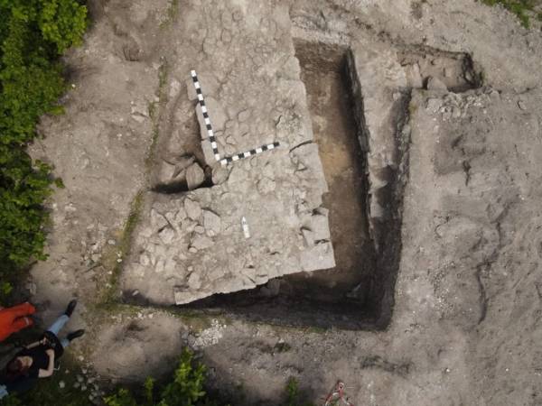 На Хмельниччині знайшли залишки фундаменту дзвіниці печерного монастиря 14 На Хмельниччині знайшли залишки фундаменту дзвіниці печерного монастиря 14