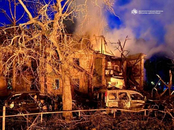 Дітей витягли з-під уламків у Дніпрі: кількість загиблих після російської атаки збільшується 22 Дітей витягли з-під уламків у Дніпрі: кількість загиблих після російської атаки збільшується 22