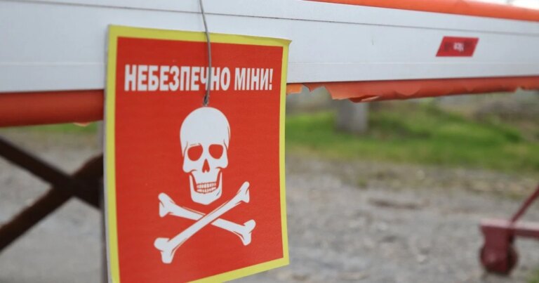 Вдруге за день на одному й тому ж шляху: на Харківщині біля зупинки сталися вибухи, є жертва 18 Вдруге за день на одному й тому ж шляху: на Харківщині біля зупинки сталися вибухи, є жертва 12