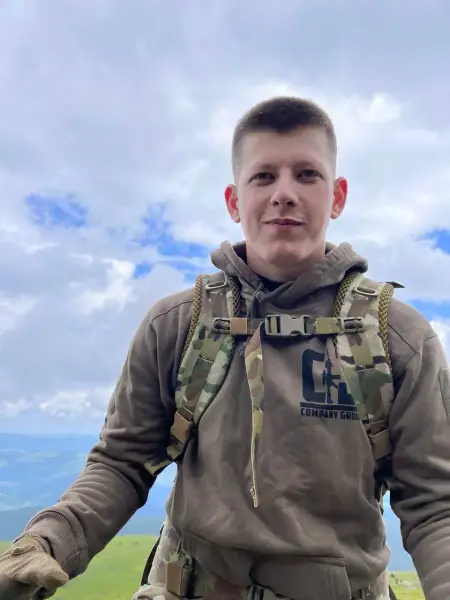 "Несподівано з'явився та почав стріляти по загарбниках": розповідь воїна ГУР, який попри дві рани повернувся на передову 11 "Несподівано з'явився та почав стріляти по загарбниках": розповідь воїна ГУР, який попри дві рани повернувся на передову 11