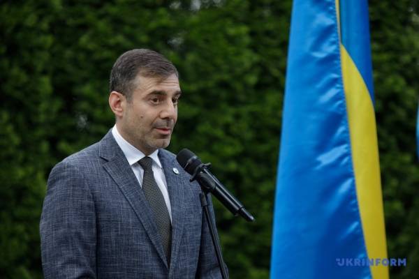 У Міністерстві закордонних справ презентували експозицію «Побачені, почуті, захищені» з нагоди Міжнародного дня біженців. 28