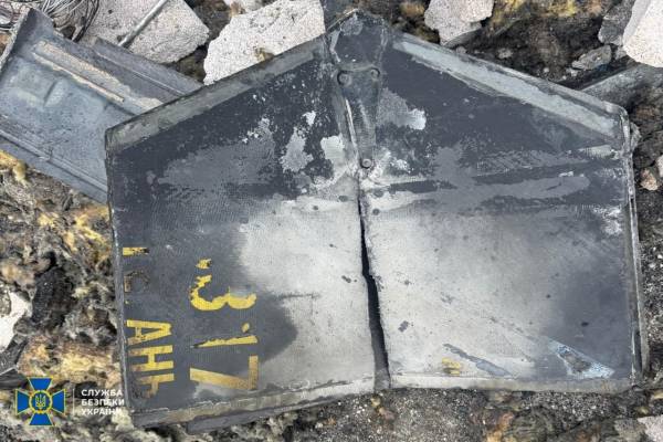 Служба безпеки України відреагувала на атаку на сховище ядерного палива поблизу ЧАЕС і надала фотографії уламків ворожого безпілотника. 12