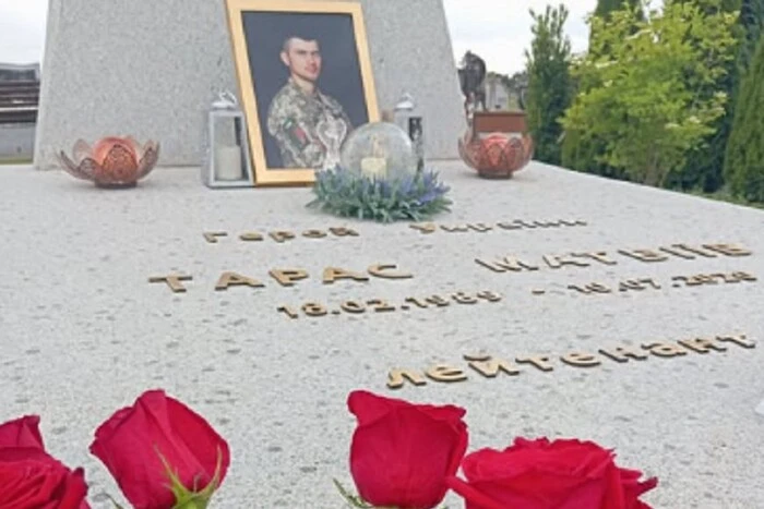 На Львівщині невідомі осквернили поховання Героя України