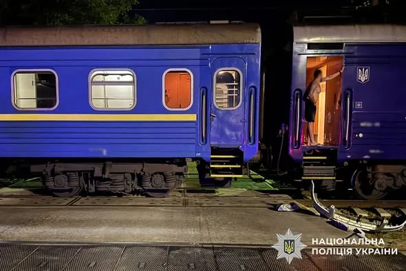 На Хмельниччині двоє осіб потрапили під потяг. 10