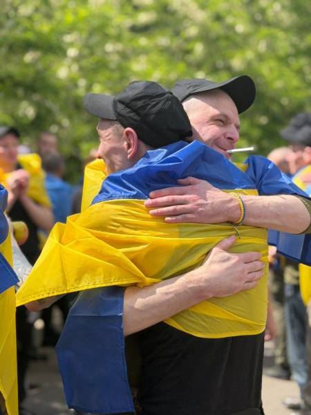 Сльози на очах і перші слова на батьківщині: зворушливі кадри повернення оборонців із полону 19