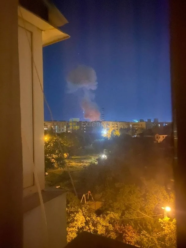 Вибухи в Криму: Севастополь занурився в темряву, палають теплоелектростанції та військові об'єкти, "керівництво" виступило із заявою (фото, відео) 3 Після серії "прильотів" Крим охопили пожежі / © Exilenova+