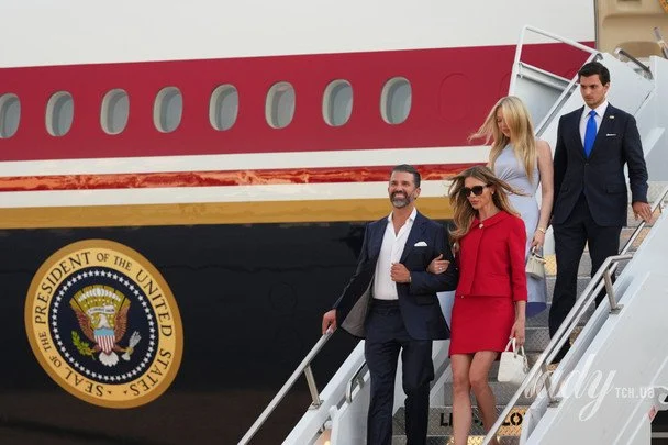 Дональд Трамп: родичі під прицілом папараці – донька в ніжно-блакитному вбранні, невістка – в червоному костюмі 3 Трампи / © Associated Press