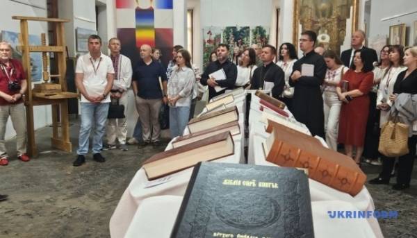 ПОРТАЛ новин 82 У Дубенському замку представили мандрівну виставку «Острозька реліквія 1581»