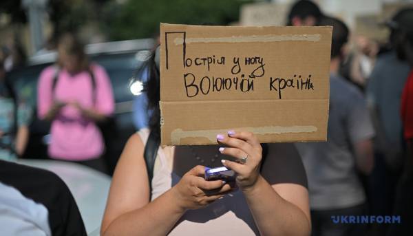 У столиці та інших містах України громадяни виступають проти звільнення Федорова. 15