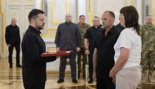 Володимир Зеленський вручив державні відзнаки захисникам і захисницям України. 14