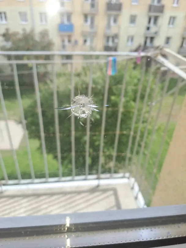 Вікно в яке влучила куля / © Threads
