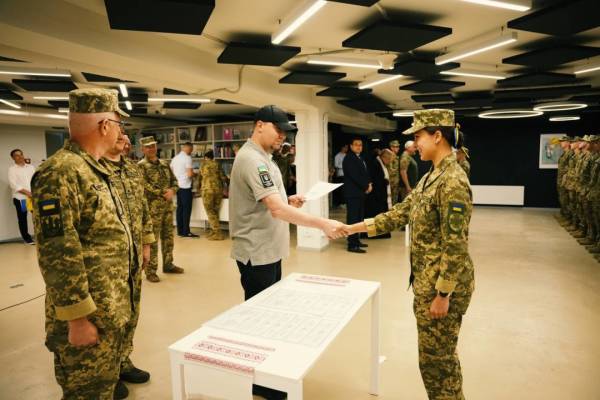 Буданов привітав новоспечених фахівців Інституту спецзв'язку, наголосивши, що кіберзахисники є такими ж важливими, як і бійці на передовій. 8