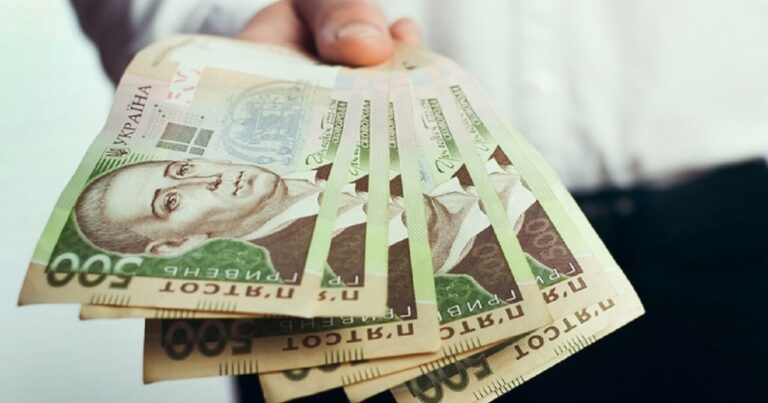 Українцям на картку можуть зарахувати додатково 3100 гривень: хто отримає цю допомогу 4 Українцям на картку можуть зарахувати додатково 3100 гривень: хто отримає цю допомогу 4