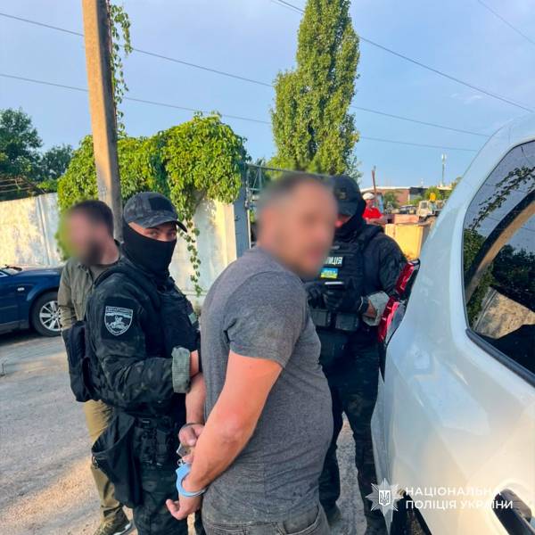 Правоохоронні органи виявили групу осіб, що виготовляла фальшиві документи для ухилення від військової служби, які походять з однієї з держав Кавказького регіону. 7 Правоохоронні органи виявили групу осіб, що виготовляла фальшиві документи для ухилення від військової служби, які походять з однієї з держав Кавказького регіону. 7
