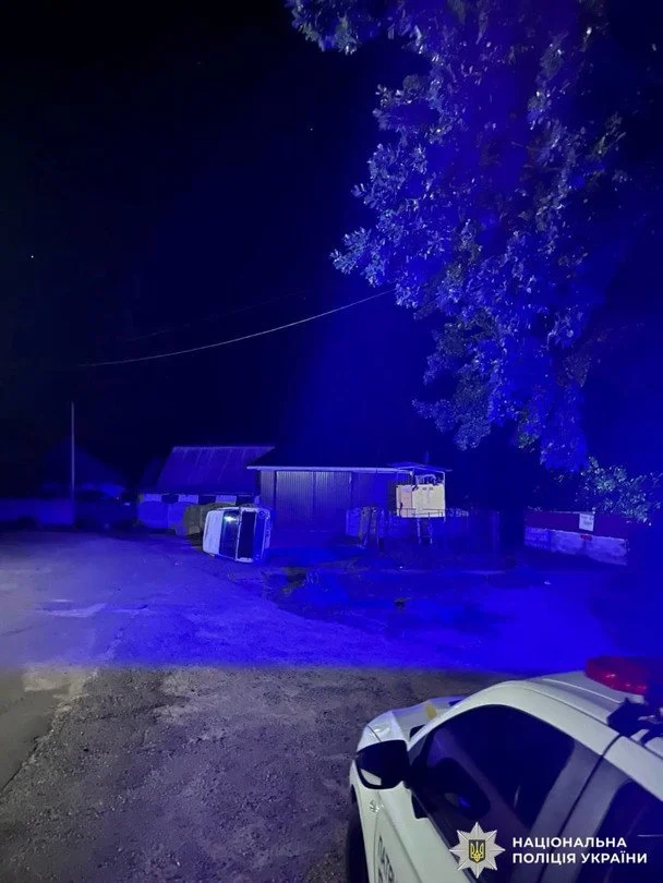 На Київщині водій збив пішоходів на зупинці (фото) 2 На місці аварії