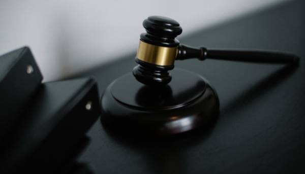 Двох братів у Нідерландах засудили за вчинення сексуальної експлуатації щодо українських неповнолітніх біженців.