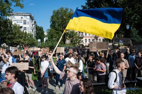 У столиці та інших містах України громадяни виступають проти звільнення Федорова. 17