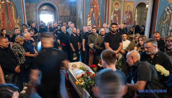 Прощання з комунікаційницею УДО Валентиною Савіцькою, яка загинула під час обстрілу РФ, відбулося у Києві. 35
