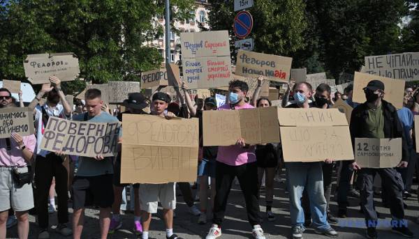 У столиці та інших містах України громадяни виступають проти звільнення Федорова. 11