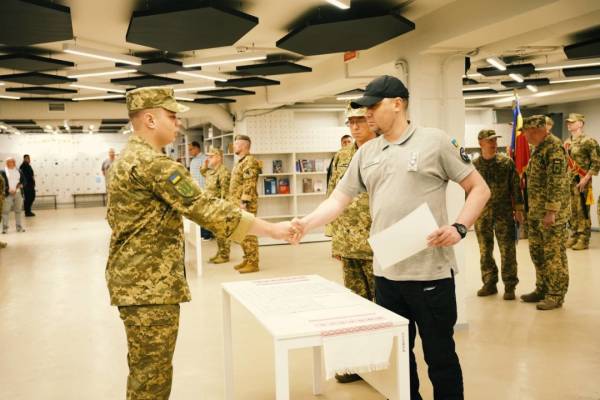 Буданов привітав новоспечених фахівців Інституту спецзв'язку, наголосивши, що кіберзахисники є такими ж важливими, як і бійці на передовій. 7