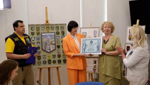 Рекорд України: найбільший вишитий шеврон «Битва за Київ» зафіксовано у реєстрі 18 Рекорд України: найбільший вишитий шеврон «Битва за Київ» зафіксовано у реєстрі 18