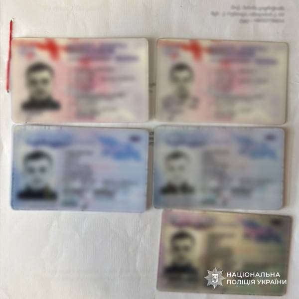 Правоохоронні органи виявили групу осіб, що виготовляла фальшиві документи для ухилення від військової служби, які походять з однієї з держав Кавказького регіону. 8 Правоохоронні органи виявили групу осіб, що виготовляла фальшиві документи для ухилення від військової служби, які походять з однієї з держав Кавказького регіону. 8
