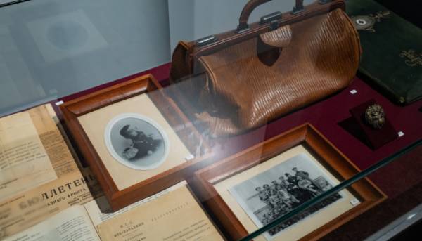 У Київському історичному музеї презентували експозицію, що розповідає про еволюцію військової медицини.