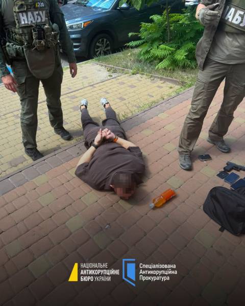 1 мільйон, щоб уникнути екстрадиції до Росії: НАБУ та САП повідомили про підозру чоловіку, який вимагав хабар 7