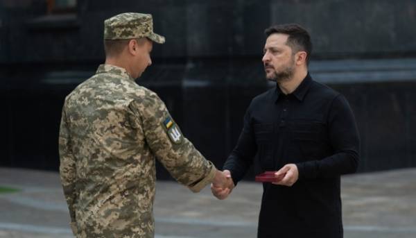 Володимир Зеленський відзначив військовослужбовців армійської авіації.