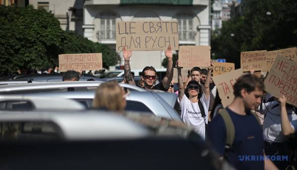 У столиці та інших містах України громадяни виступають проти звільнення Федорова. 12