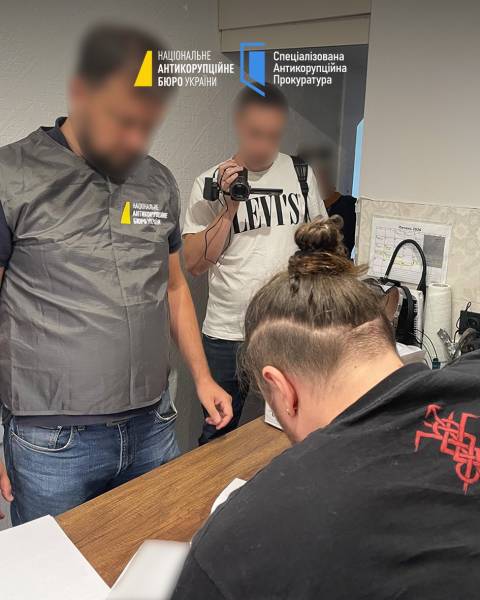 НАБУ викрило схему із завищеними цінами на постачання для Нацгвардії, восьмеро осіб отримали підозри. 8 НАБУ викрило схему із завищеними цінами на постачання для Нацгвардії, восьмеро осіб отримали підозри. 8
