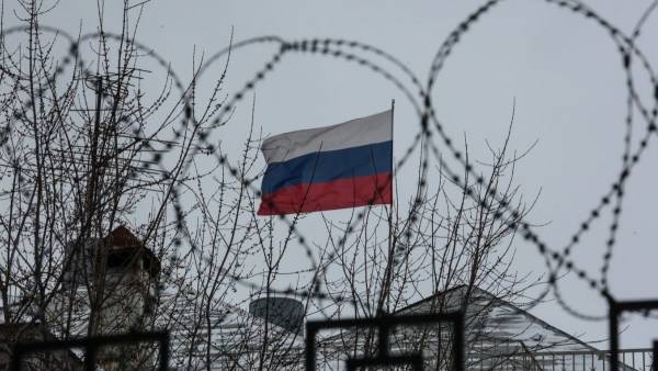 Європейський Союз запровадив двадцять перший пакет обмежувальних заходів щодо Російської Федерації, який націлений на енергетичний сектор, фінансову галузь та військово-промисловий комплекс. 13