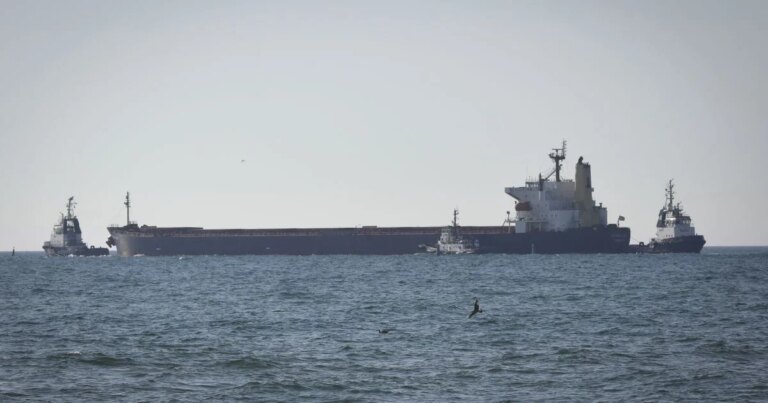 Російська Федерація стверджує, що українські атаки роблять води Чорного моря небезпечними для кораблів. 7