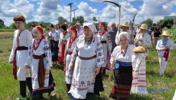 ПОРТАЛ новин 90 «Зажинки»: перші зібрані збіжжя відклали для різдвяного дідуха