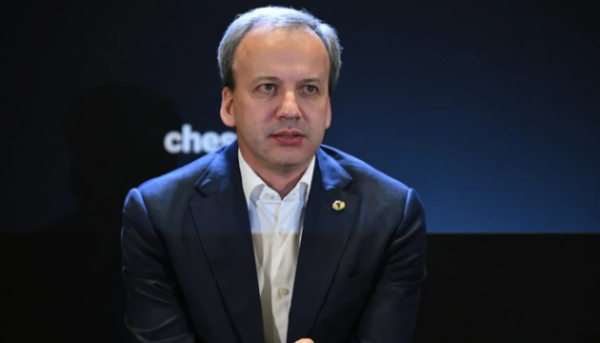 Російський діяч Дворкович залишає пост президента Міжнародної шахової федерації через тиск з боку Європейського Союзу.