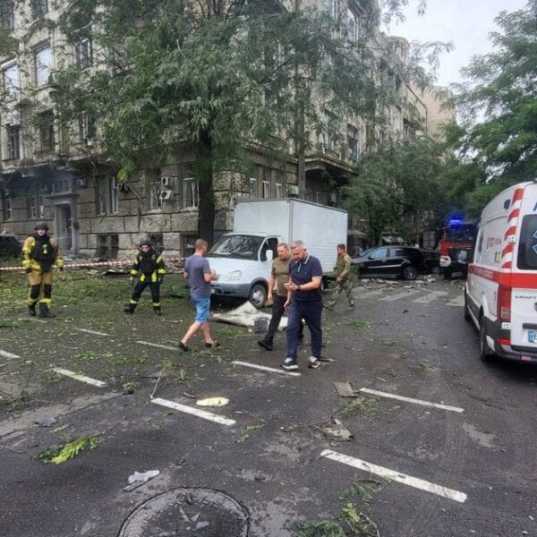 ПОРТАЛ новин 106 Росія вдарила ракетами по Одесі вдень: постраждали люди, влучання біля медичного закладу та навчального закладу.