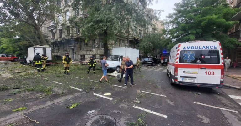 Росія вдарила ракетами по Одесі вдень: постраждали люди, влучання біля медичного закладу та навчального закладу. 7 Росія вдарила ракетами по Одесі вдень: постраждали люди, влучання біля медичного закладу та навчального закладу. 5