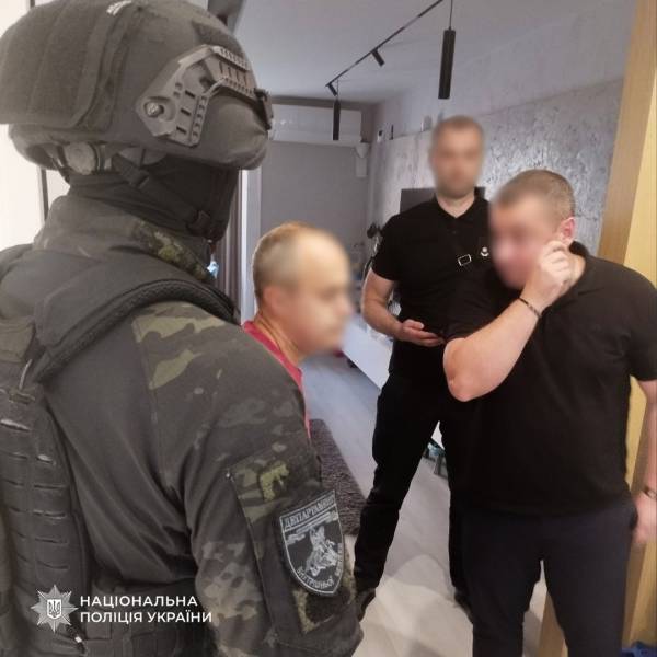 Правоохоронні органи виявили групу осіб, що виготовляла фальшиві документи для ухилення від військової служби, які походять з однієї з держав Кавказького регіону. 10 Правоохоронні органи виявили групу осіб, що виготовляла фальшиві документи для ухилення від військової служби, які походять з однієї з держав Кавказького регіону. 10