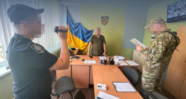 Служба безпеки України продовжує розслідування щодо військкоматів у всій державі: вже повідомлено про 15 підозр, двоє осіб затримано. 4