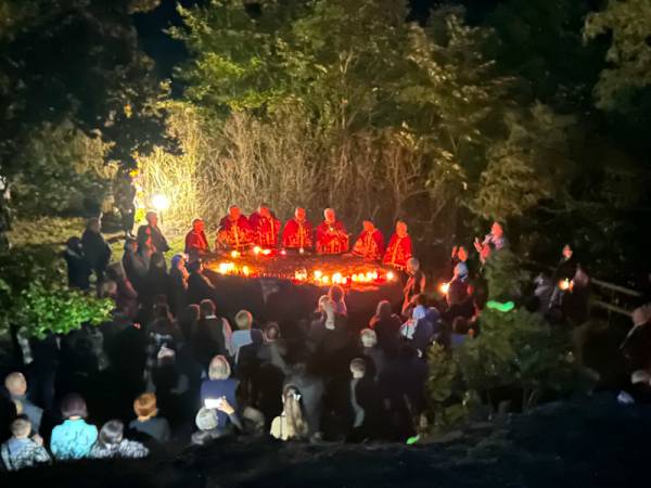 Хто першим прикрасить хрест, той незабаром одружиться. 27 Хто першим прикрасить хрест, той незабаром одружиться. 27