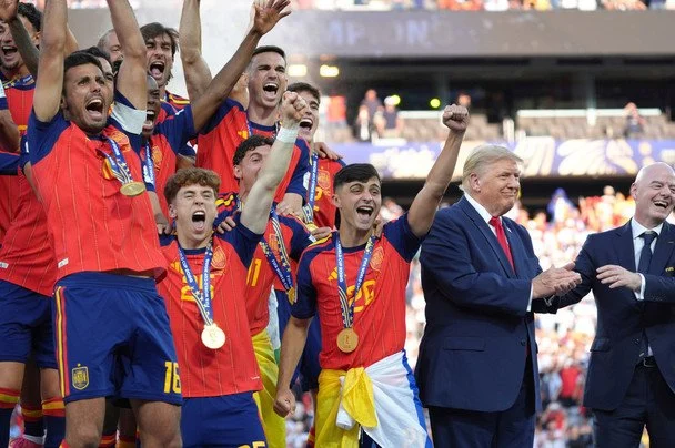 ФІФА вилучила Трампа з групового знімка команди Іспанії після успіху у фіналі Чемпіонату світу 2026 3 Дональд Трамп під час святкування збірною Іспанії перемоги на ЧС-2026 / © Associated Press