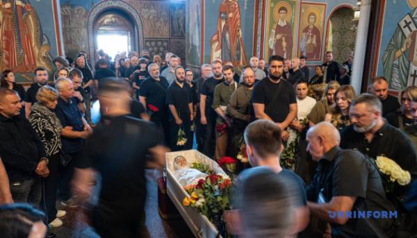 Прощання з комунікаційницею УДО Валентиною Савіцькою, яка загинула під час обстрілу РФ, відбулося у Києві. 20