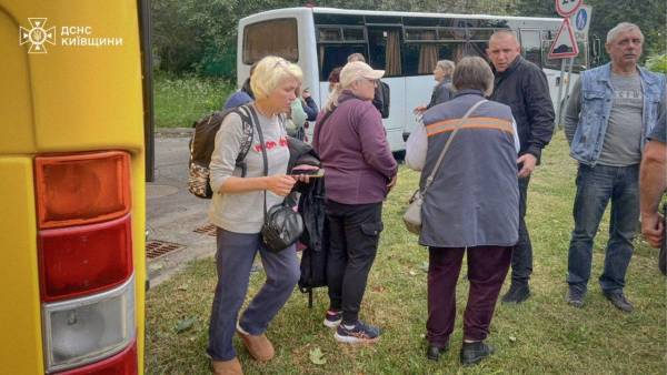 Вибухи у Вишневому поблизу Києва припинилися: з міста евакуювали понад шістсот мешканців 35