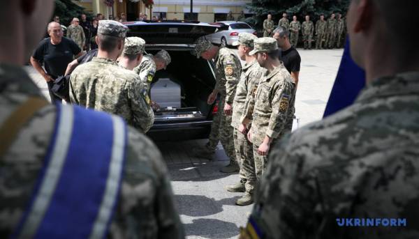 Прощання з комунікаційницею УДО Валентиною Савіцькою, яка загинула під час обстрілу РФ, відбулося у Києві. 33