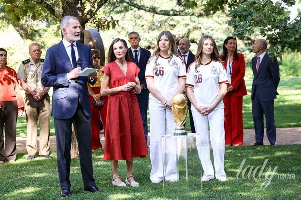 Король Філіп VI кумедно відреагував на статус "талісмана збірної Іспанії": що сказав монарх 3 Король Філіп VI, королева Летиція, інфанта Софія та принцеса Леонор / © Getty Images