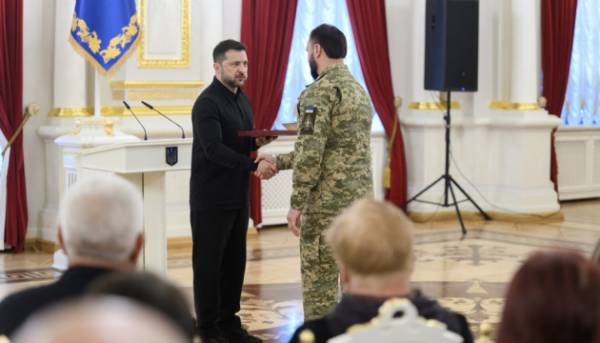 Володимир Зеленський вручив державні відзнаки захисникам і захисницям України.