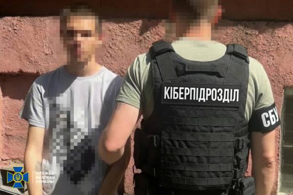 Служба безпеки України затримала трьох осіб, які займалися реєстрацією терміналів Starlink для російських громадян. 9 Служба безпеки України затримала трьох осіб, які займалися реєстрацією терміналів Starlink для російських громадян. 9